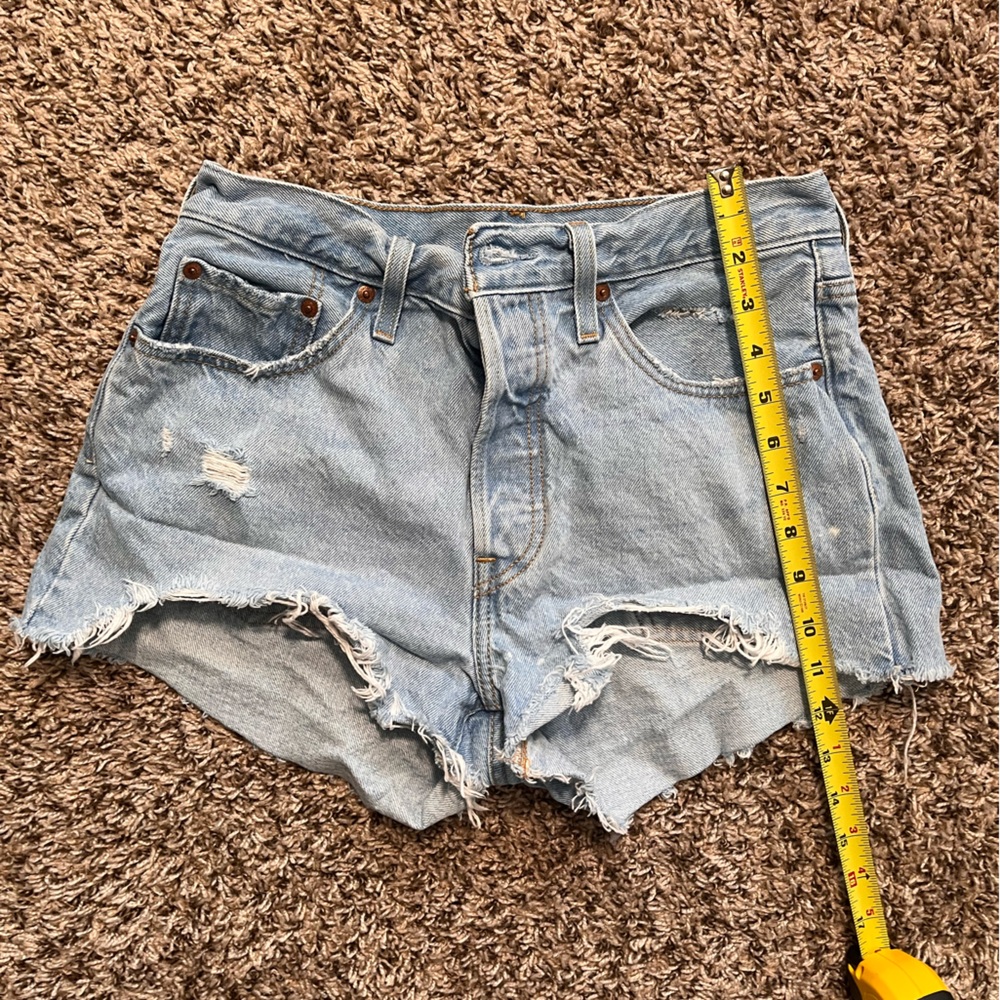 Levis 501 Original High Rise Distressed Denim Cutoff Shorts Light Wash W28 - Picture 2 of 9